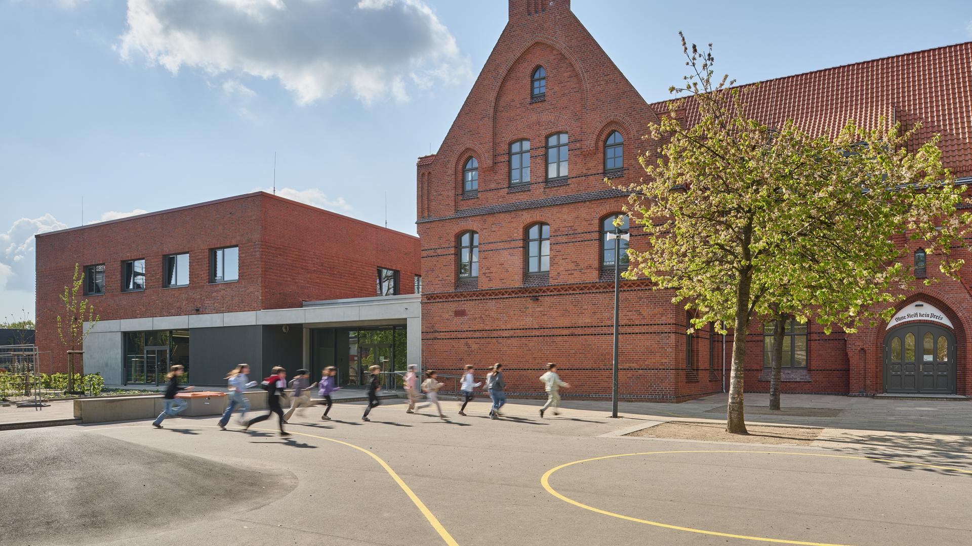 Erweiterung der denkmalgeschützen Grundschule Hermann-Löns in Langenhagen