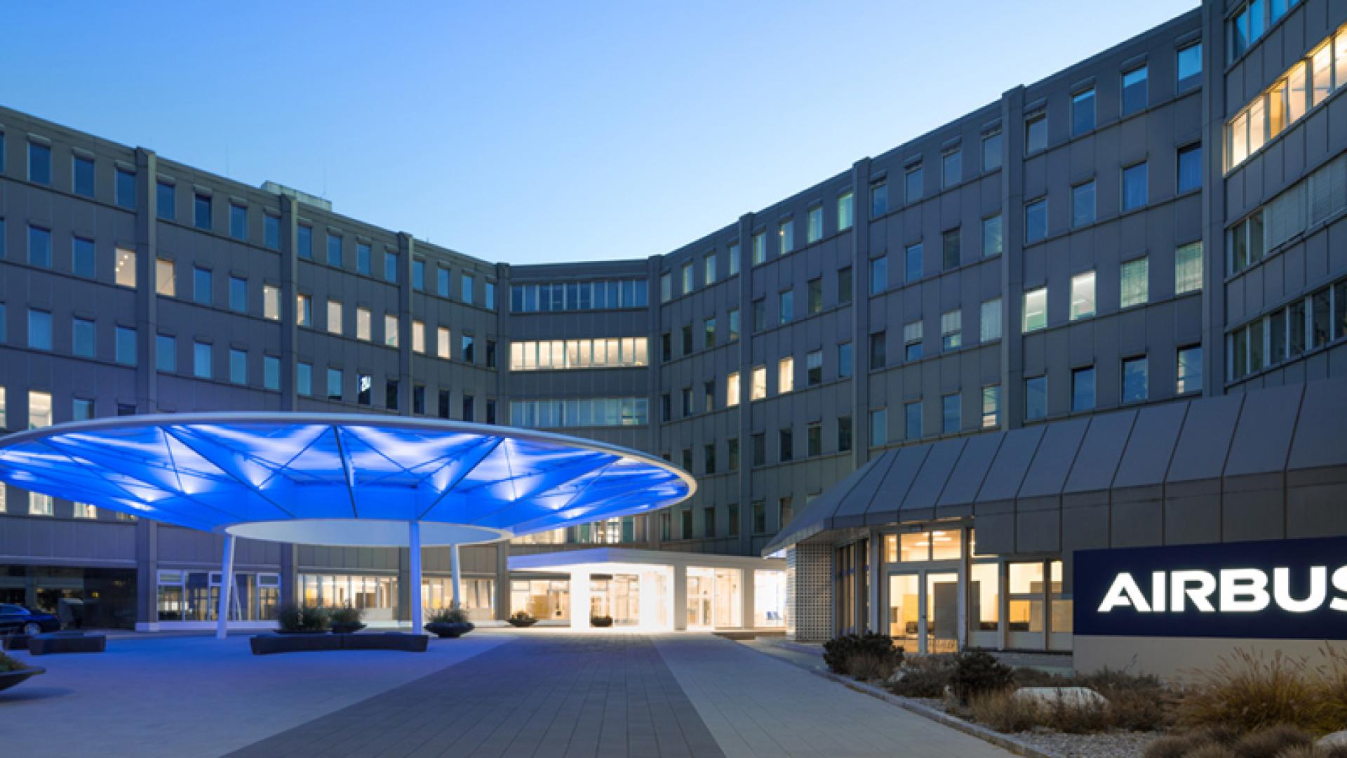 Beleuchtete Außenstele auf dem Ludwig Bölkow Campus am Airbus Standort Ottobrunn