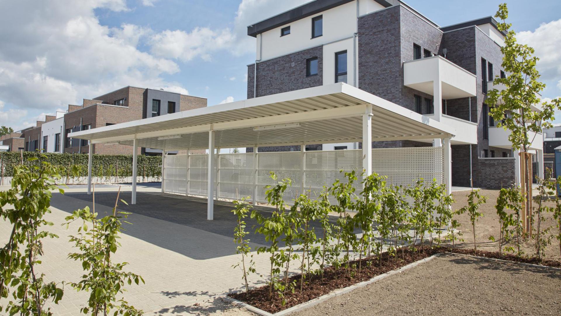 Carports, Gründach light, Seitenverkleidung Lochblech weiß lackiert