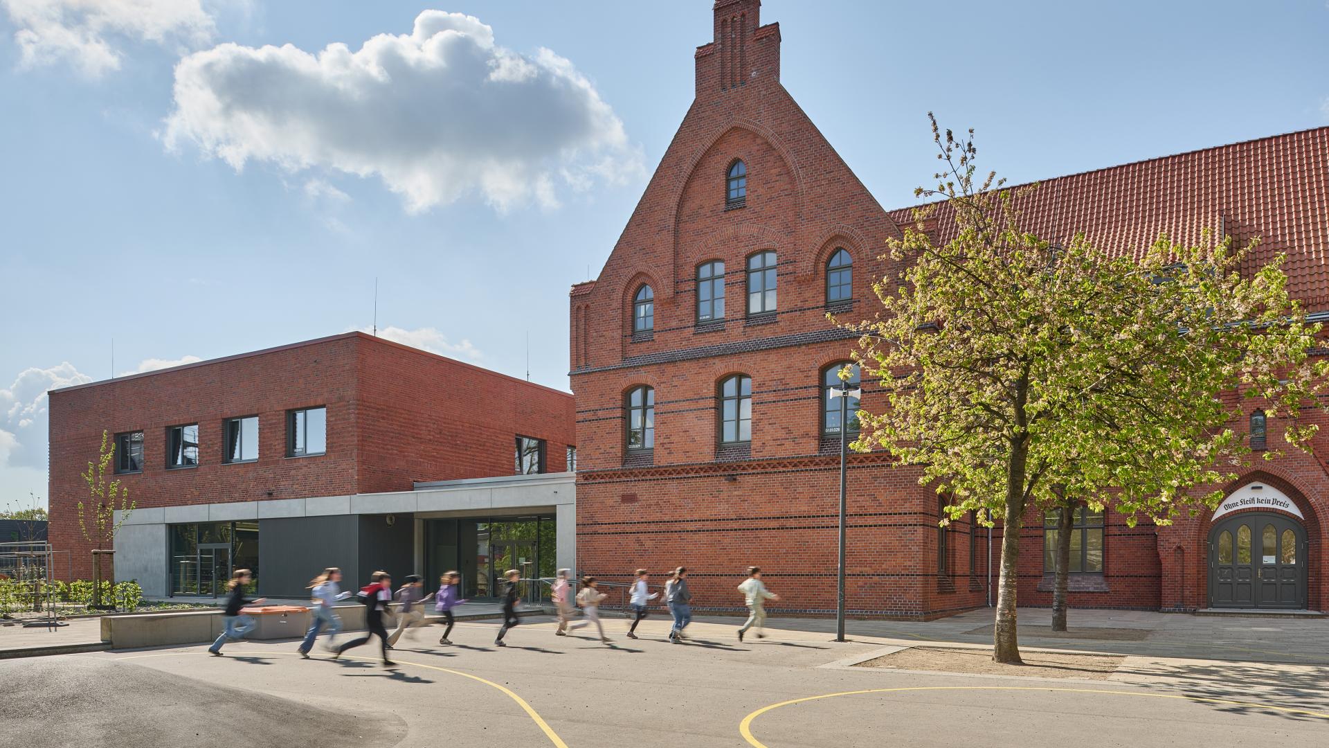 Erweiterung der denkmalgeschützen Grundschule Hermann-Löns in Langenhagen