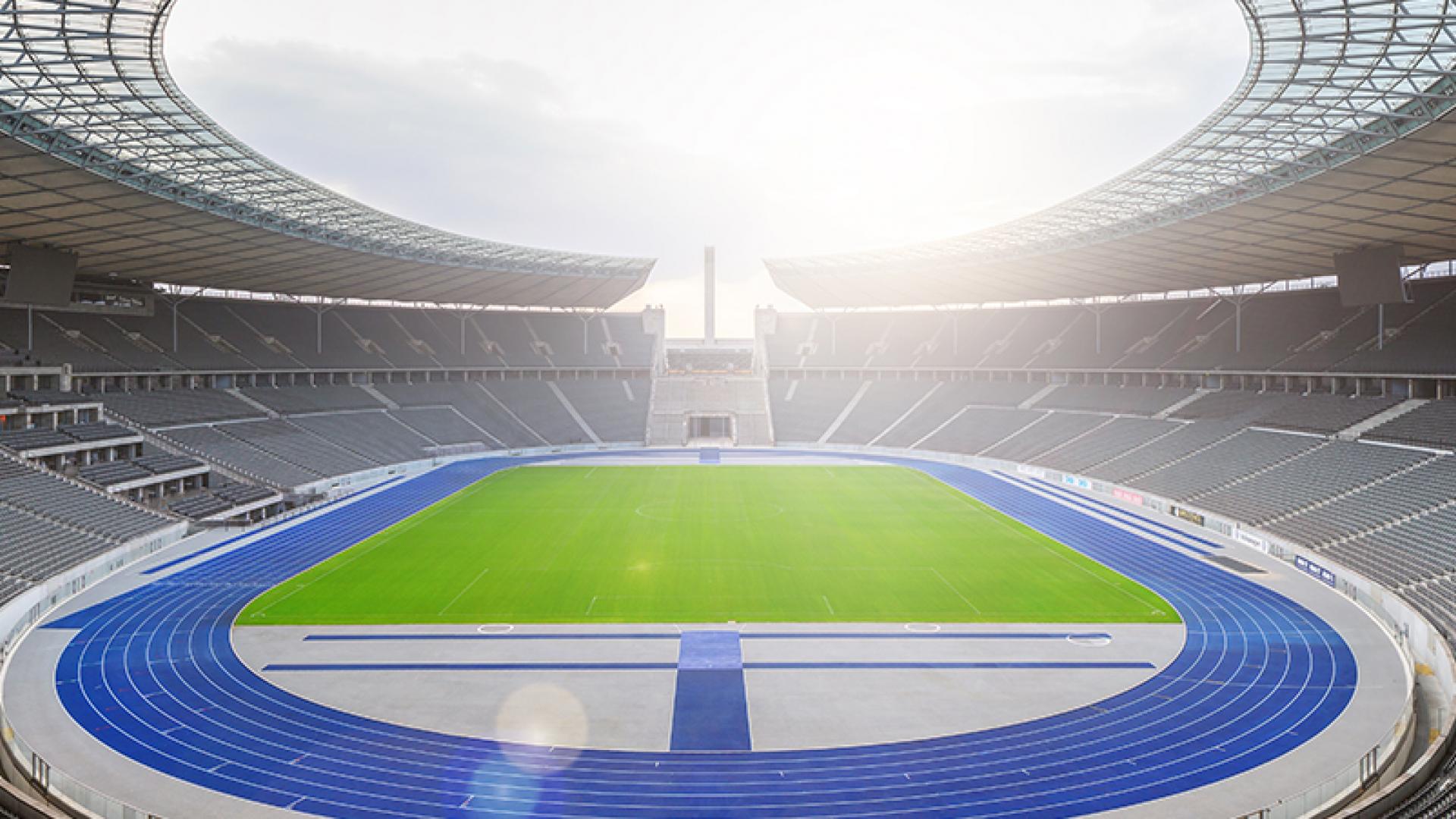 Berliner Olympiastadion mit blauer REGUPOL Laufbahn