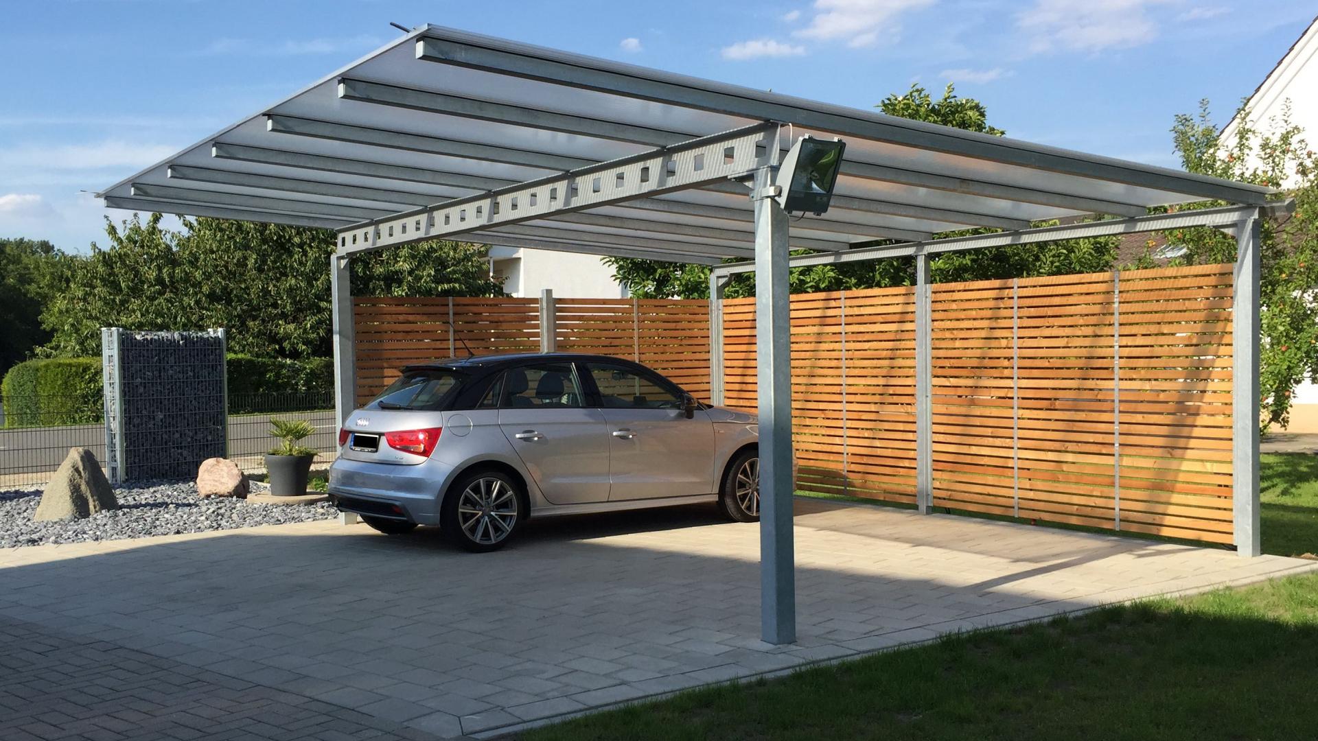 Carport Klassik mit Acrylglasdach und Lärchenholzverkleidung