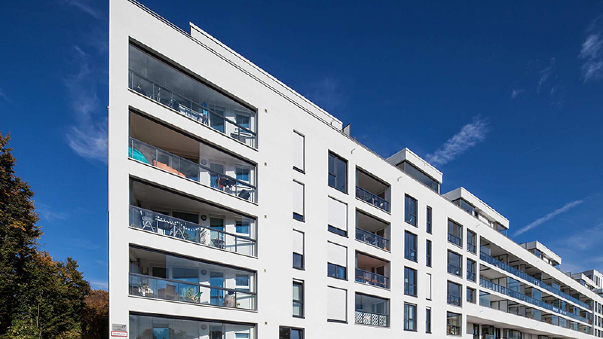 Rahmenlose Lumon Balkonverglasungen und Glasgeländer sowie Terrassenverglasungen in den oberen Stockwerken, Beispiel Neubau-Objekt in Karlsruhe