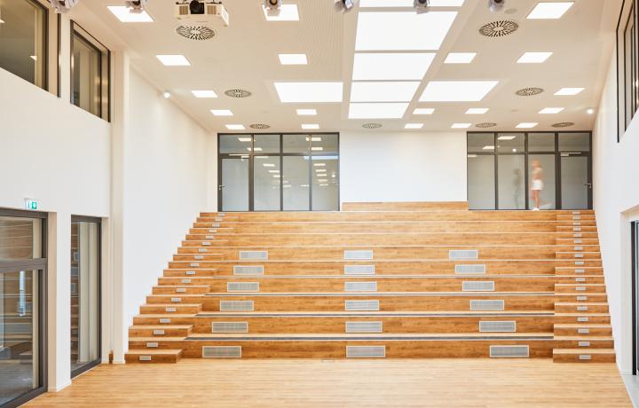 Gesamtschule Schlangen, Schulgebäude, Aula, Oberlichter