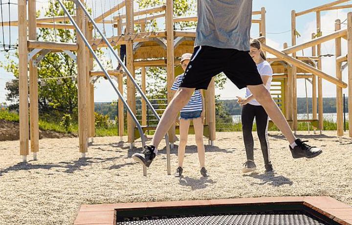 Kind springt auf Trampolin