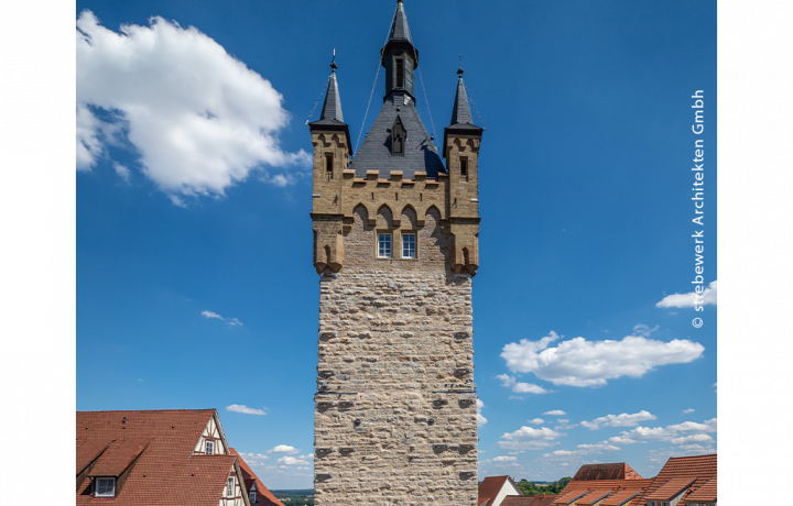 Blauer Turm, Bad Wimpfen. Sicht auf den Turm von weiter weg. © strebewerk Architekten GmbH