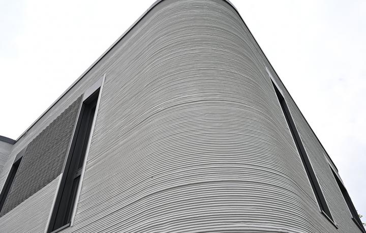 Wohnhaus aus dem 3D-Betondrucker, Beckum, Detailansicht der Wand mit Blick nach oben