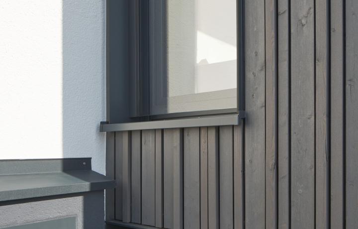 Detail Holzfassade/Anschluß Fenster