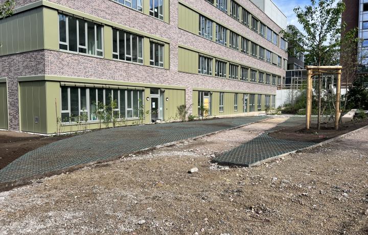 Wege mit verschiedenen Oberflächen werden sauber und dauerhaft eingefasst.