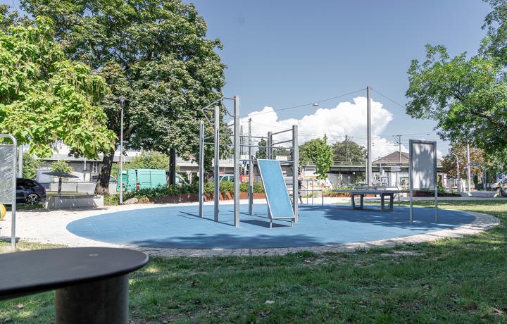 Spielplatz mit REGUPOL Fallschutzplatten in Blau  die unter Klettergerüst verlegt sind.