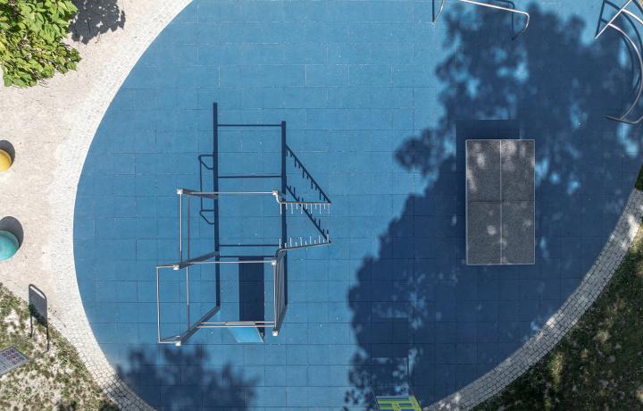 Luftbild einer Spielfläche mit REGUPOL Fallschutzplatten in Blau.