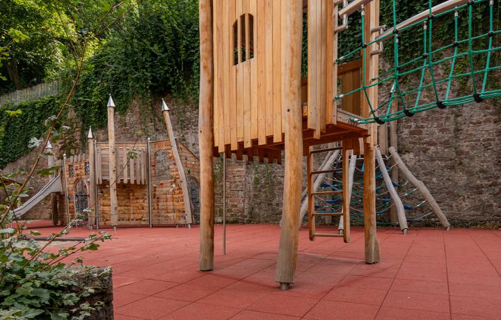 REGUPOL Fallschutzplatten in Rot  unter einem Kletterturm 