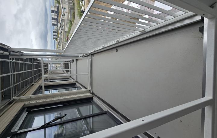 Wasserführende Wanne hier mit eingefräster Ablaufrinne und Entwässerungstöpfen