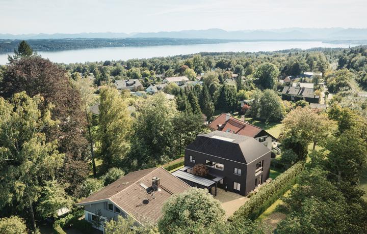 Luftbildperspektive einer Privat-Villa m Starnberger See. 3D-Visualisierung von smpl, einer der führenden 3D-Agenturen in Deutschland.