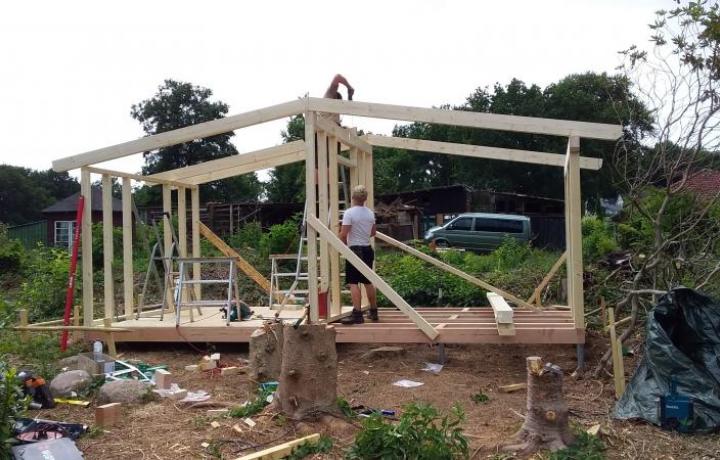 FERRADIX als Fundament für Terrasse mit Holzhaus auf Areal mit vielen Baumwurzeln