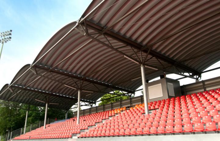 1-schalige Freiflächenüberdachung, Fußballstadion