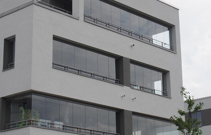 Loggienverglasungen auf Betonbrüstung montiert, Beispiel Neubau-Objekt Augsburg