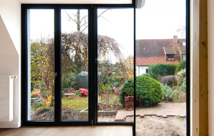 Raumhohe Fenster mit Glasecken.