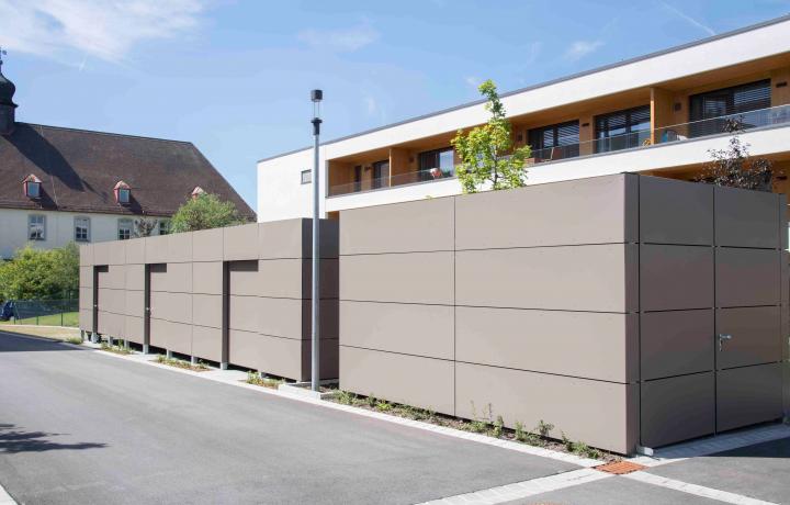 Einhausung für Müllcontainer, Gründach light, Seitenverkleidung Trespa® Oberfläche satin (halbmatt) in Stone Grey