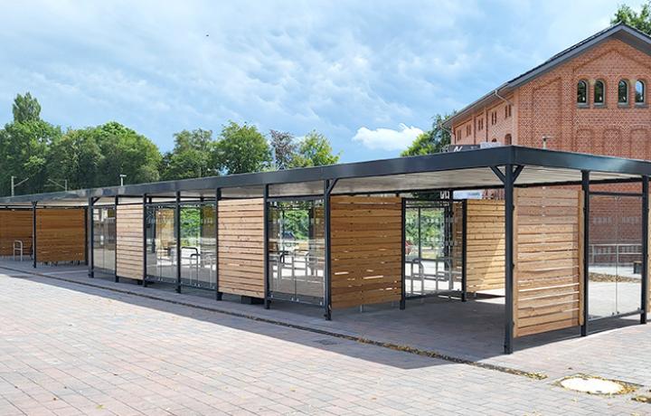 Fahrradüberdachung und Wartebereich System PROTECT am Bahnhof Sagehorn
