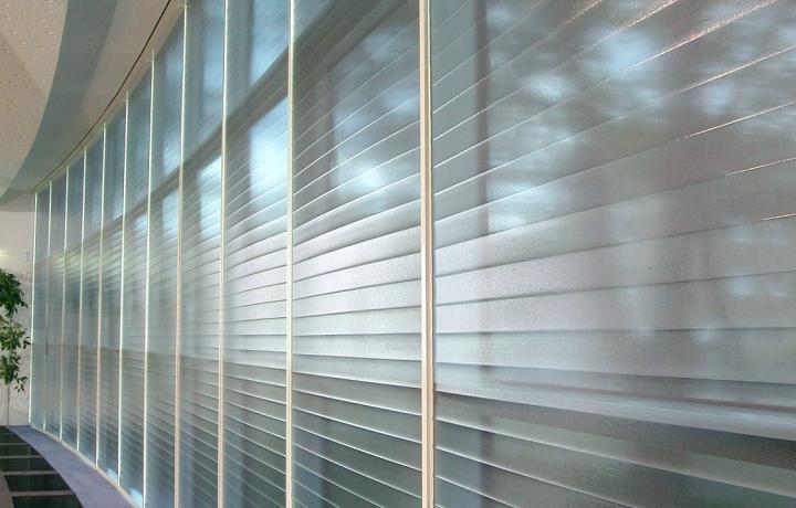 Große Glasflächen werden mit XXL-Rollos effektiv vor Hitze geschützt 