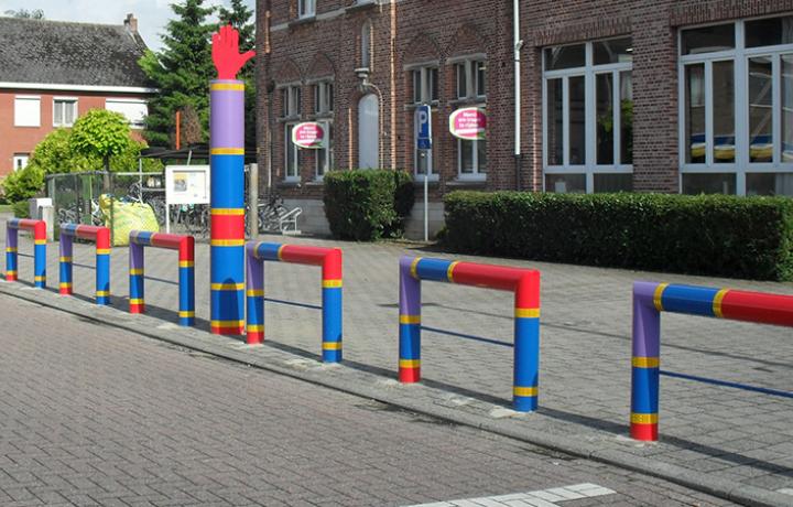 Schulwegsicherungssystem JULIE mit Signalhand und farbigen Bügeln