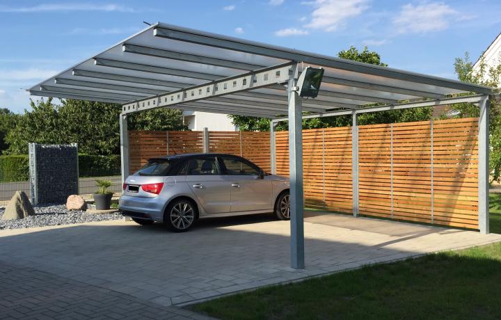 Carport Klassik mit Acrylglasdach und Lärchenholzverkleidung