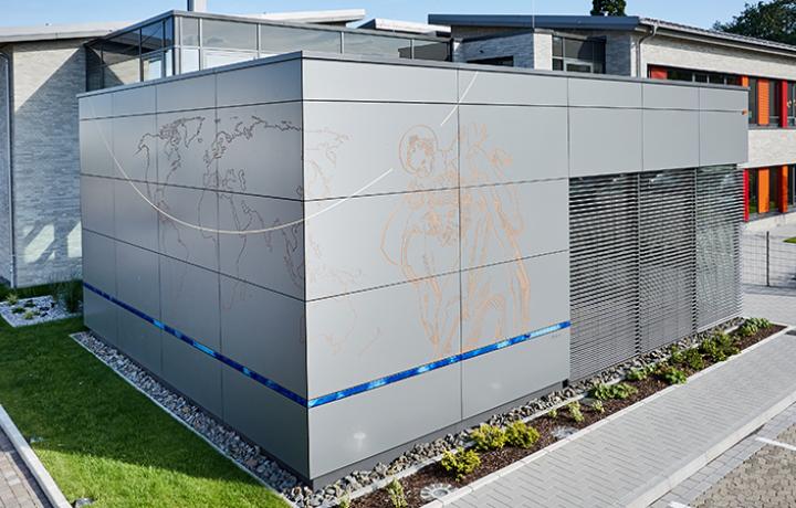 Grundschule in Mülheim-Kärlich mit gefrästen Rockpanel Metallics Platten