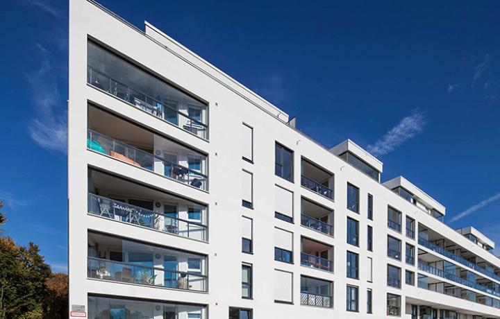Rahmenlose Lumon Balkonverglasungen und Glasgeländer sowie Terrassenverglasungen in den oberen Stockwerken, Beispiel Neubau-Objekt in Karlsruhe